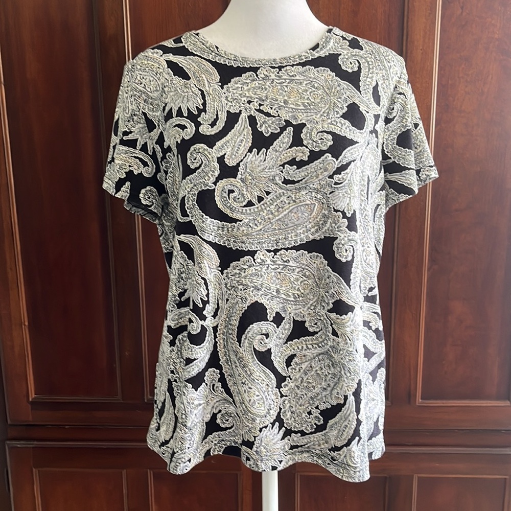 Croft & Barrow The Classic Tee Crew Neck Top in 100% Cotton. Paisley Black/Beige